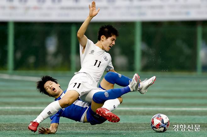 경기 안양공고 고요한이 19일 충북 제천축구센터에서 열린 제58회 대통령 금배 전국고교축구대회 18강 데스매치 서울 숭실고와의 경기에서 볼경합을 하고 있다. 제천 l 문재원 기자