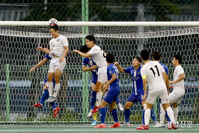 경기 안양공고 장서율이 19일 충북 제천축구센터에서 열린 제58회 대통령 금배 전국고교축구대회 18강 데스매치 서울 숭실고와의 경기에서 헤더슛 득점하고 있다.  제천 l 문재원 기자