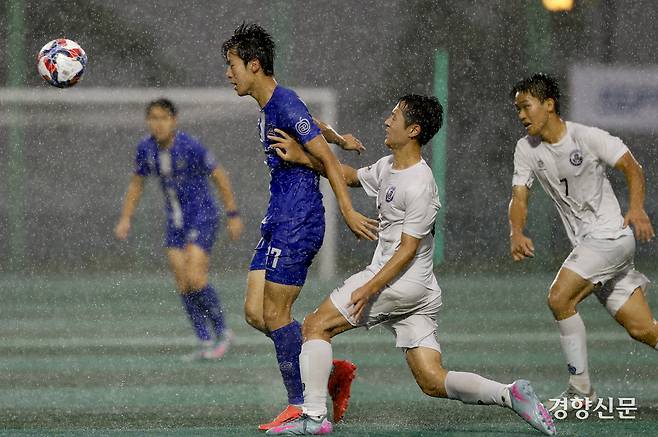 서울 숭실고 김명종이 19일 충북 제천축구센터에서 열린 제58회 대통령 금배 전국고교축구대회 18강 데스매치 경기 안양공고와의 경기에서 볼경합을 하고 있다. 제천 l 문재원 기자