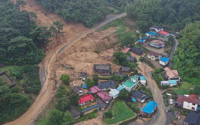 폭우로 인해 지난 19일 오후 경남 산청군 단성면 내원마을 일대에 산사태가 발생한 모습. 연합뉴스
