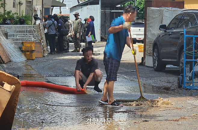20일 오전 광주 북구 신안교 인근 침수 피해 현장에서 주민들이 진흙과 오물을 치우는 등 복구 작업을 하고 있다. 고귀한 기자
