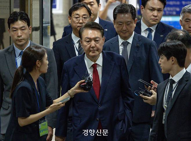 윤석열 전 대통령이 지난 9일 서울 서초구 서울중앙지법에서 열린 2차 구속 전 피의자 심문(영장실질심사)을 마친 뒤 서울구치소로 향하고 있다. 문재원 기자