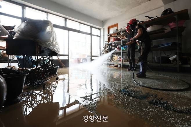 경남 산청군 문대마을에서 20일 산림소방대원들이 폭우 피해로 인한 복구를 돕고 있다. 2025.07.20 한수빈 기자
