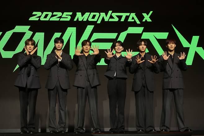 그룹 몬스타엑스가 지난 16일 서울 영등포구 콘래드 호텔에서 열린 몬스타엑스 데뷔 10주년 기념 기자간담회에서 포즈를 취하고 있다. 연합뉴스