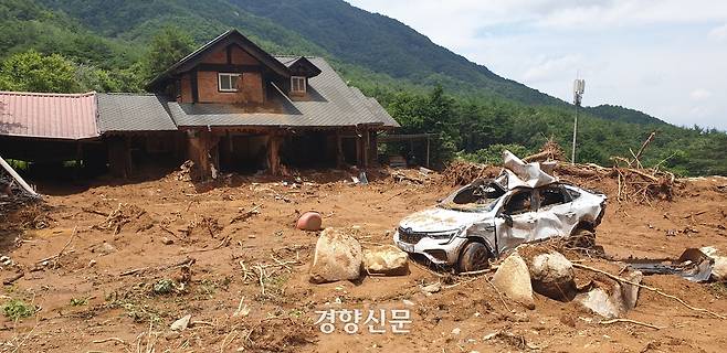 20일 경남 산청읍 내리마을 산 중턱에 있는 주택과 자동차가 전날 토사 유실로 피해를 입었다. 폭우 피해로 주택에 있던 70대 여성 등 2명이 숨지고 2명이 다쳤다. 김정훈 기자