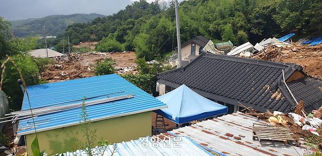 20일 경남 산청군 산청읍 부리마을이 전날 토사 유실로 파손됐다. 이 마을에선 70대 노부부 2명이 숨지고, 이웃집 20대 여성 1명도 숨졌다. 김정훈 기자