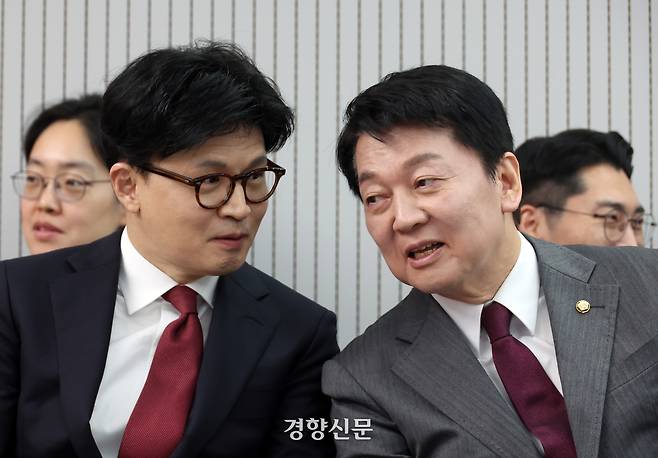 지난 4월29일 여의도 국민의힘 당사에서 열린 국민의힘 대선 후보 3차 경선 진출자 발표 행사에서  한동훈 당시 후보와 안철수 당시 후보가 대화하고 있다. 국회사진기자단