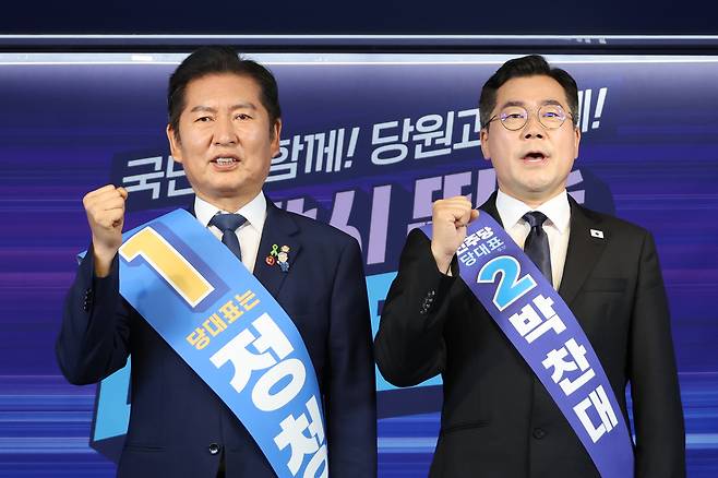 더불어민주당 대표 선거에 출마한 정청래(왼쪽)·박찬대(오른쪽) 의원이 20일 서울 여의도 민주당 당사에서 열린 영남권 경선 합동연설회에서 기념 촬영을 하고 있다. 연합뉴스