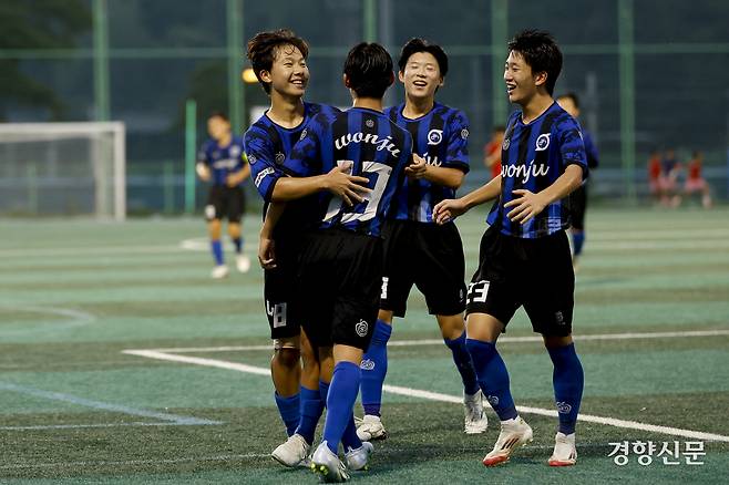 강원 미래고가 20일 충북 제천축구센터에서 열린 2025 대통령금배 고등 U-17, 16강 경기 구리고와의 경기에서 패널티킥 득점 후 환호하고 있다. 제천ㅣ문재원 기자