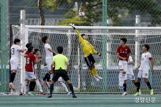 서울 보인고 골키퍼가 20일 충북 제천축구센터에서 열린 2025 대통령금배 고등 U-17, 16강 서울 영등포공고와의 경기에서 선방하고 있다. 제천ㅣ문재원 기자