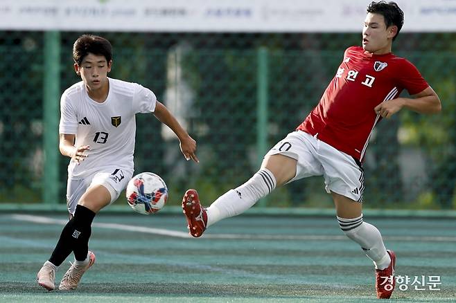 서울 영등포공고가 20일 충북 제천축구센터에서 열린 2025 대통령금배 고등 U-17, 16강 서울 보인고와의 경기에서 돌파하고 있다. 제천ㅣ문재원 기자