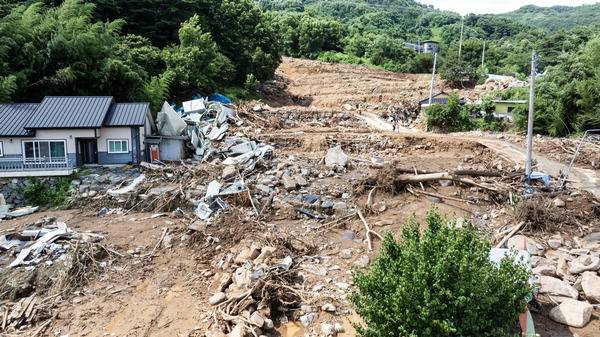 이날 산청읍 부리 내부마을의 주택이 산사태로 완전히 파손된 모습.  전민철 기자 jmc@kookje.co.kr