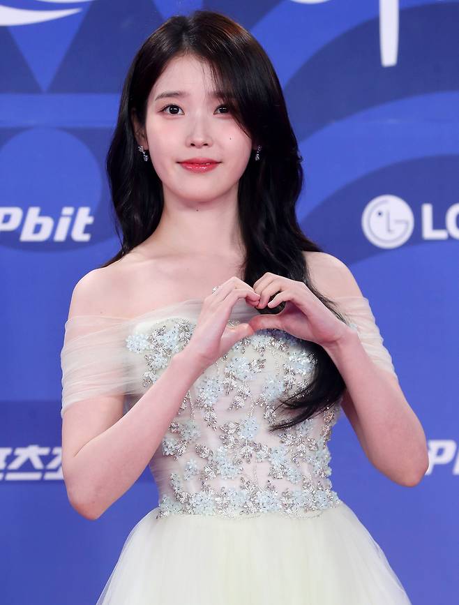 Actress Lee Ji-eun, also known as IU, poses on the red carpet at the Blue Dragon Series Awards held Friday at Paradise City in Incheon. (Newsis)