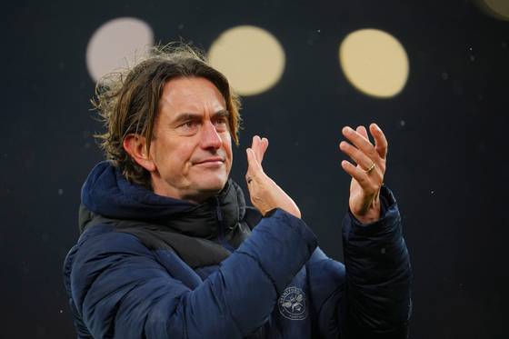 Brentford manager Thomas Frank applauds as he leaves the pitch after a Premier League match against Liverpool Anfield stadium in Liverpool, England on Nov. 12, 2023. [AP/YONHAP]