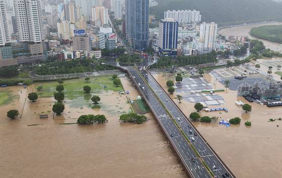 The riverside areas along the Taehwa River in Ulsan are submerged due to heavy rain on July 19. [ULSAN FIRE HEADQUARTERS]