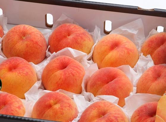 Peaches in a box for sale [JOONGANG ILBO]