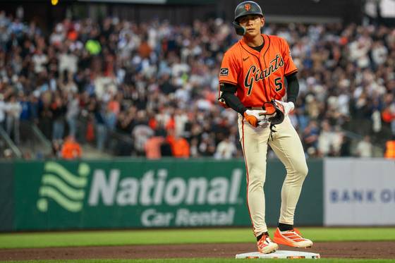 San Francisco Giants center fielder Lee Jung-hoo celebrates after hitting a two run triple against the Los Angeles Dodgers during the fourth inning at Oracle Park in San Francisco on July 11. [REUTERS/YONHAP]