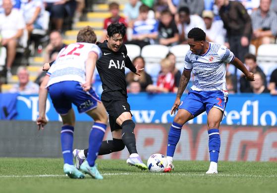 Tottenham Hotspur's Son Heung-Min, center, in action with Reading's Kelvin Abrefa, right, at Select Car Leasing Stadium on July 19. [REUTERS/YONHAP]