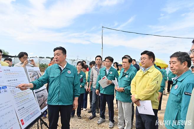 최재구 예산군수가 20일 시설하우스 단지에서 김태흠 충남지사와 윤호중 행안부 장관에게 예산지역 피해 상황을 보고하고 있다.