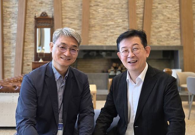 박원길(왼쪽) 목사와 성원용 목사가 지난 17일 강원도 평창 알펜시아리조트에서 PCK세계선교사회의 계획과 방향성을 소개했다.