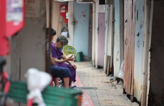 기록적인 폭염이 계속된 지난 9일 서울 영등포 쪽방촌 골목에서 한 주민이 부채질을 하고 있다. 기사와 직접적인 관련이 없는 사진. 연합뉴스
