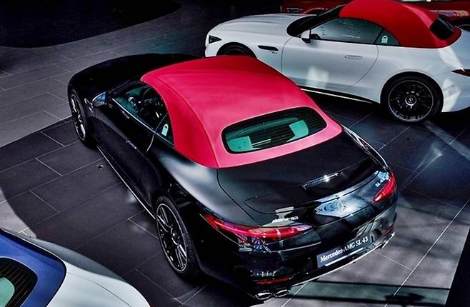 무채색과 유채색의 멋진 하모니. 메르세데스-AMG SL43 [사진출처=HS효성더클래스]