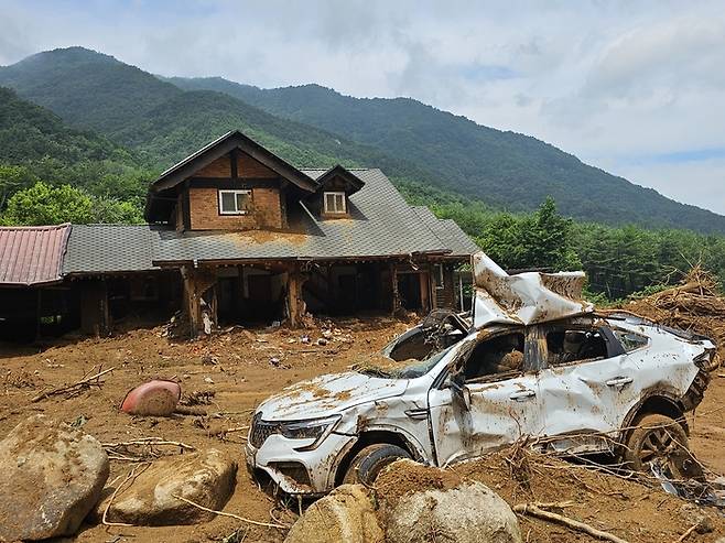 지난 19일 내린 극한호우로 인해 산사태가 피해를 입은 경남 산청읍 내리마을 현장./산청=최승균 기자/