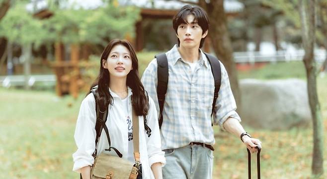 채널A 드라마 ‘여행을 대신해 드립니다’의 한 장면. 주인공인 리포터가 의뢰받은 대리 여행을 수행하며 삶의 의미를 깨달아 가는 과정을 담아냈다. [사진 = 빅오션이앤엠]