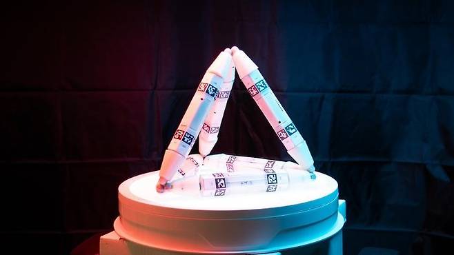 미국 연구팀이 개발한 다른 로봇을 흡수해 물리적으로 성장하고 고장을 수리하는 로봇.[사진=미국 컬럼비아대]