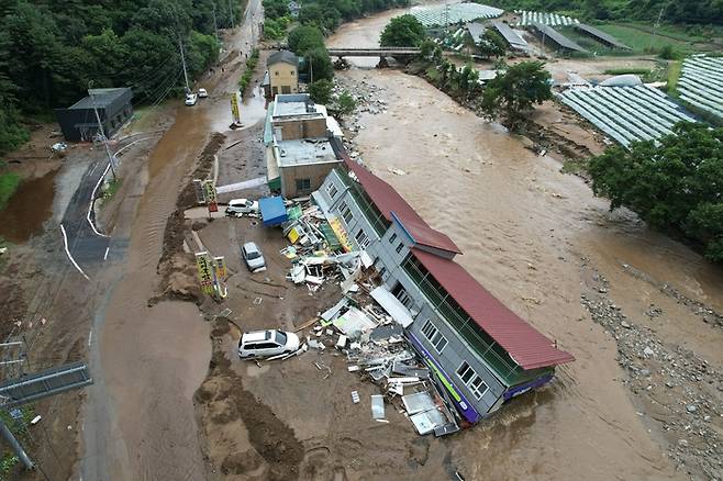 20일 경기 가평군 조종면의 한 편의점 건물이 집중호우에 무너져 내려 있다. 2025.7.20 [한주형 기자]