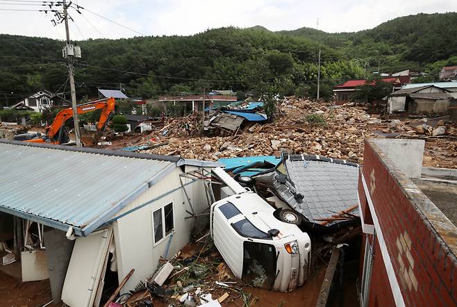 20일 경남 산청군 산청읍 외정마을에 폭우와 산사태로 토사가 흘러내려 주택 등이 파손되는 등 아수라장을 방불케 하고 있다.  2025.7.20 [뉴스1]