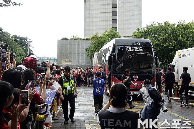 The Pohang Squadron bus arrived at Pohang Steel Yard. Photo = Reporter Lee Geun -seung