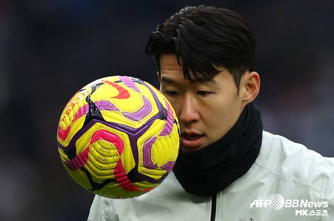 손흥민은 후반전에 교체 출전했다. 손흥민은 주장 완장을 찼지만, 존재감은 없었다. 오른발 슛은 허공을 갈랐고, 드리블은 3번 모두 실패했다. 손흥민의 측면 돌파는 상대 수비에게 번번이 막혔다. 축구 통계 전문 매체 ‘풋몹’은 손흥민에게 평점 6.2점을 매겼다. 팀 내 하위권이었다. 반면, 토트넘 데뷔전을 치른 모하메드 쿠두스는 펄펄 날았다. 날카로운 코너킥으로 선제골을 만들어냈다. 쿠두스는 승부의 쐐기를 박은 두 번째 골을 터뜨리는 과정에선 기점이 됐다. 쿠두스는 이날 평점 7.4점을 받았다. 쿠두스가 손흥민을 밀어낼 대체자로 손색이 없다는 평가가 나왔다. 사진=AFPBBNews=News1