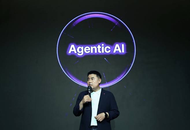 18일 서울 잠실 롯데호텔 월드에서 열린 '롯데 AI 쇼케이스 2025'에서 김경엽 롯데이노베이트 대표이사가 키노트를 진행했다./사진제공=롯데이노베이트