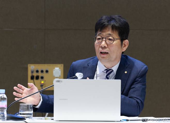 유상대 한국은행 부총재가 6월 24일 서울 중구 한국은행에서 기자간담회를 하고 있다. 그는 이 자리에서 원화 스테이블코인의 발행 주체가 금융규제 수준이 높은 은행을 중심으로 하고, 점진적으로 비은행 부문으로 확대하는 것이 바람직하다는 입장을 밝혔다. /사진=뉴스1