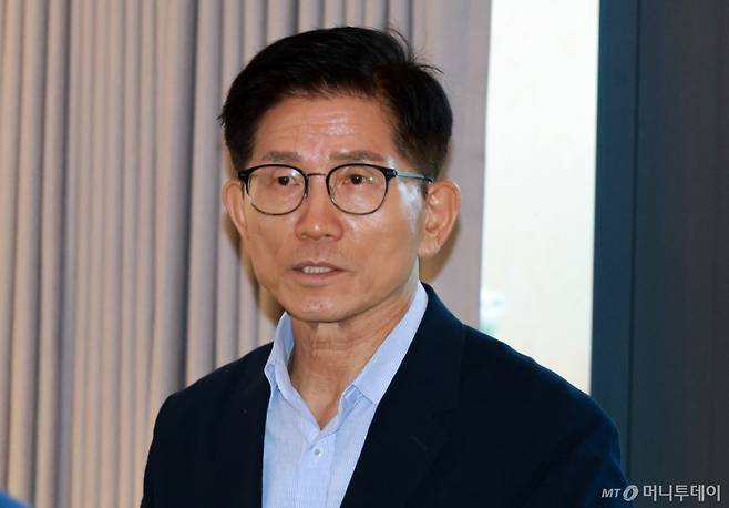 [대구=뉴시스] 정창오 기자=국민의힘 당 대표 출마가 유력한 김문수 전 고용노동부 장관이 16일 오후 대구 수성구의 한 카페에서 열린 기자간담회에서 발언하고 있다. 2025.07.16 jco@newsis.com /사진=정창오