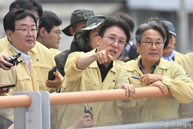 김민석(가운데) 국무총리가 20일 오전 광주 북구 신안동 수해 현장을 찾아 강기정(오른쪽) 광주시장과 문인(왼쪽) 북구청장과 피해현황 관련 이야기를 나누고 있다./사진=뉴시스