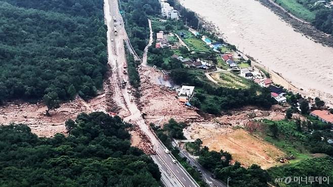 [산청=뉴시스] 차용현 기자 = 20일 오전 경남 산청군을 가로지르는 산청대로에 지난 19일 폭우로 산사태가 발생하자 관계자들이 복구작업을 펼치고 있다. 2025.07.20.con@newsis.com /사진=