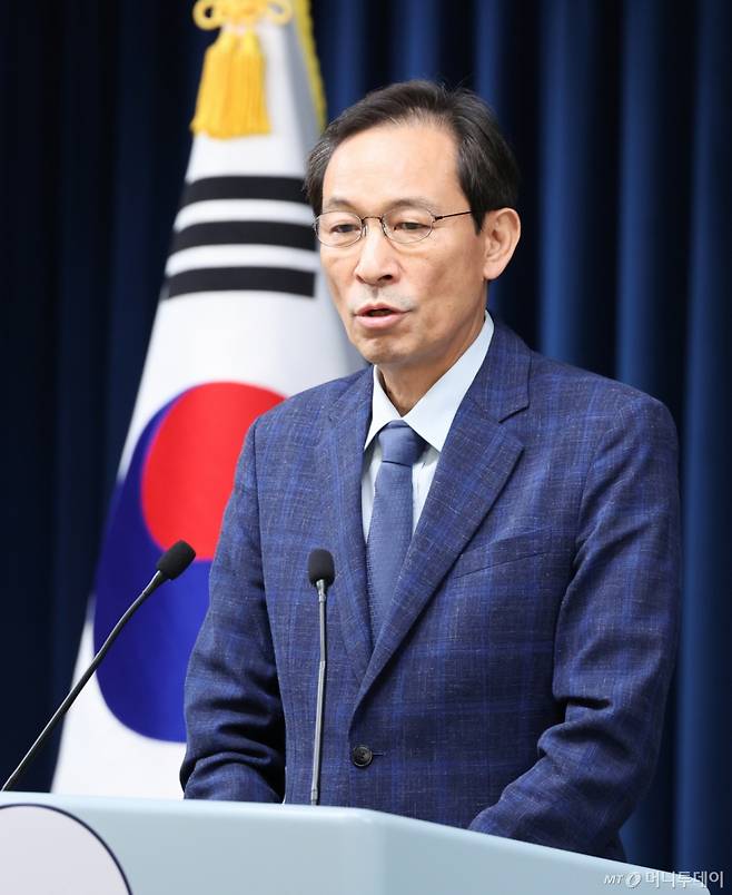 (서울=뉴스1) 허경 기자 = 우상호 정무수석이 20일 서울 용산구 대통령실 청사에서 이진숙 사회부총리 겸 교육부 장관 후보자 지명 철회 관련 브리핑을 하고 있다. 2025.7.20/뉴스1  Copyright (C) 뉴스1. All rights reserved. 무단 전재 및 재배포,  AI학습 이용 금지. /사진=(서울=뉴스1) 허경 기자