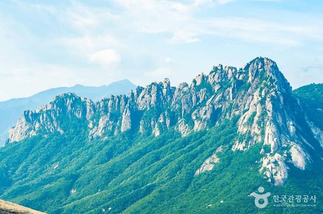 강원도 고성은 한여름에도 서늘함을 느낄 수 있는 최고의 피서지다. 사진은 설악선 울산바위 절경. /사진=한국관광공사