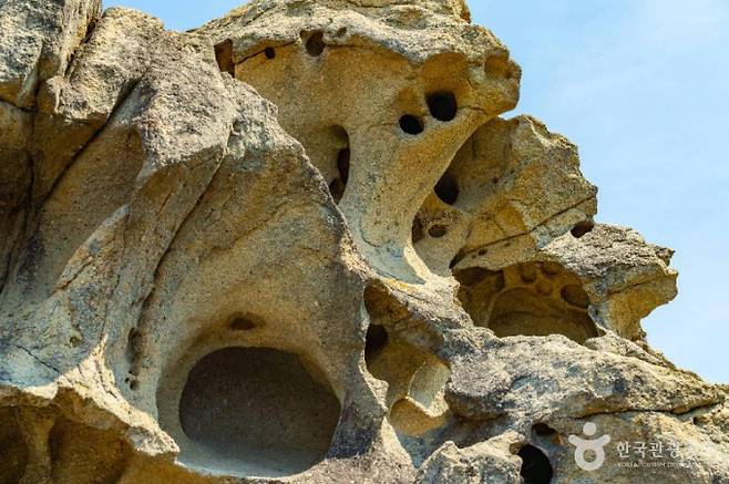 치즈처럼 커다란 구멍이 뚫린 능파대 바위. /사진=한국관광공사