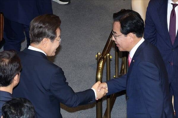 이재명 대통령이 지난달 26일 오전 서울 여의도 국회에서 열린 제426회국회(임시회) 제2차 본회의에서 2025년도 제2회 추가경정예산안에 대한 정부의 시정연설을 마친 뒤 송언석 국민의힘 원내대표와 인사하고 있다. 뉴시스