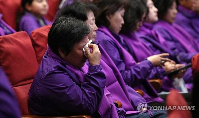 서울 여의도 국회 의원회관에서 열린 10.29 이태원참사 2주기 국회 추모제에서 유가족들이 흐르는 눈물을 닦고 있다. 연합뉴스