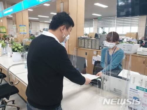 서울의 동 주민센터에 아크릴 칸막이가 설치돼 있다.뉴시스