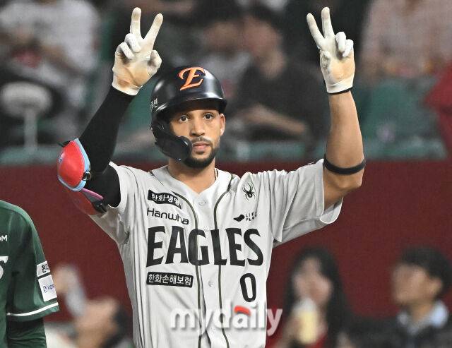 27일 오후 인천광역시 문학동 SSG랜더스필드에서 진행된 '2025 프로야구 KBO리그' SSG랜더스와 한화이글스의 경기. 한화 리베라토가 8회초 2사에서 안타를 친 뒤 환호하고 있다./마이데일리