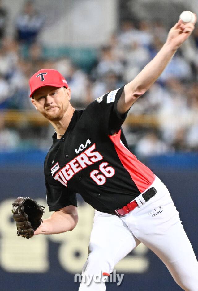 25일 오후 대구광역시 연호동 대구삼성라이온즈파크에서 진행된 '2024 프로야구 KBO리그 포스트시즌' 한국시리즈 3차전 삼성라이온즈와 KIA타이거즈의 경기. 기아 라우어가 역투하고 있다./마이데일리