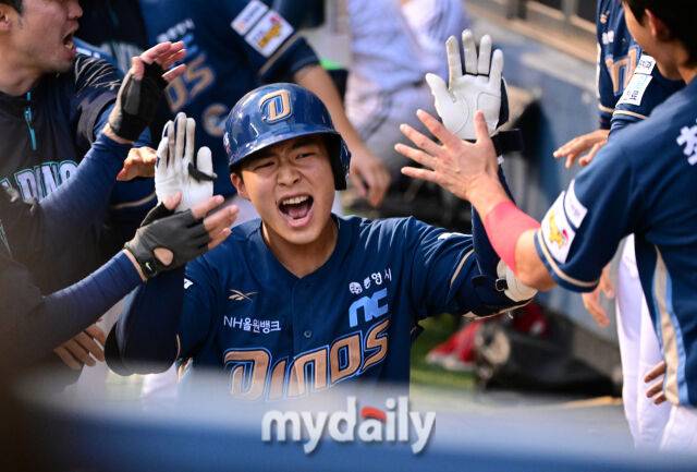 2025년 6월 19일 오후 서울 잠실구장에서 '2025 신한 SOL뱅크 KBO 리그' NC 다이노스와 LG 트윈스의 경기. NC 김휘집이 5회초 2사 후 솔로 홈런을 친 뒤 기뻐하고 있다./마이데일리