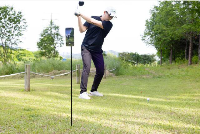 필드에 '스윙윙'을 설치하고 공을 치는 골퍼. /(주)퍼플그린골프 제공