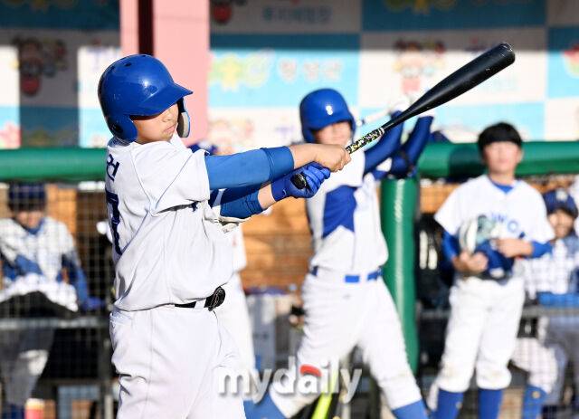 노원구 유소년야구단의 김건이 3점 홈런을 터뜨리고 있다. /횡성베이스볼테마파크=송일섭 기자