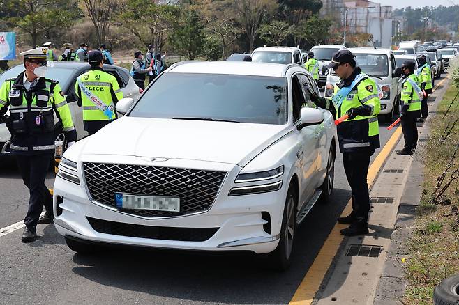 경찰이 음주운전 단속을 하고 있다. 사진은 기사 속 구체적 사건과 무관함[연합]
